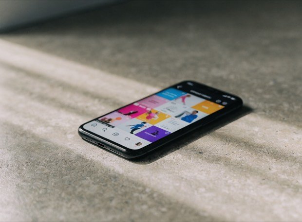 Sosyal medya akışı görünen telefon ekranı