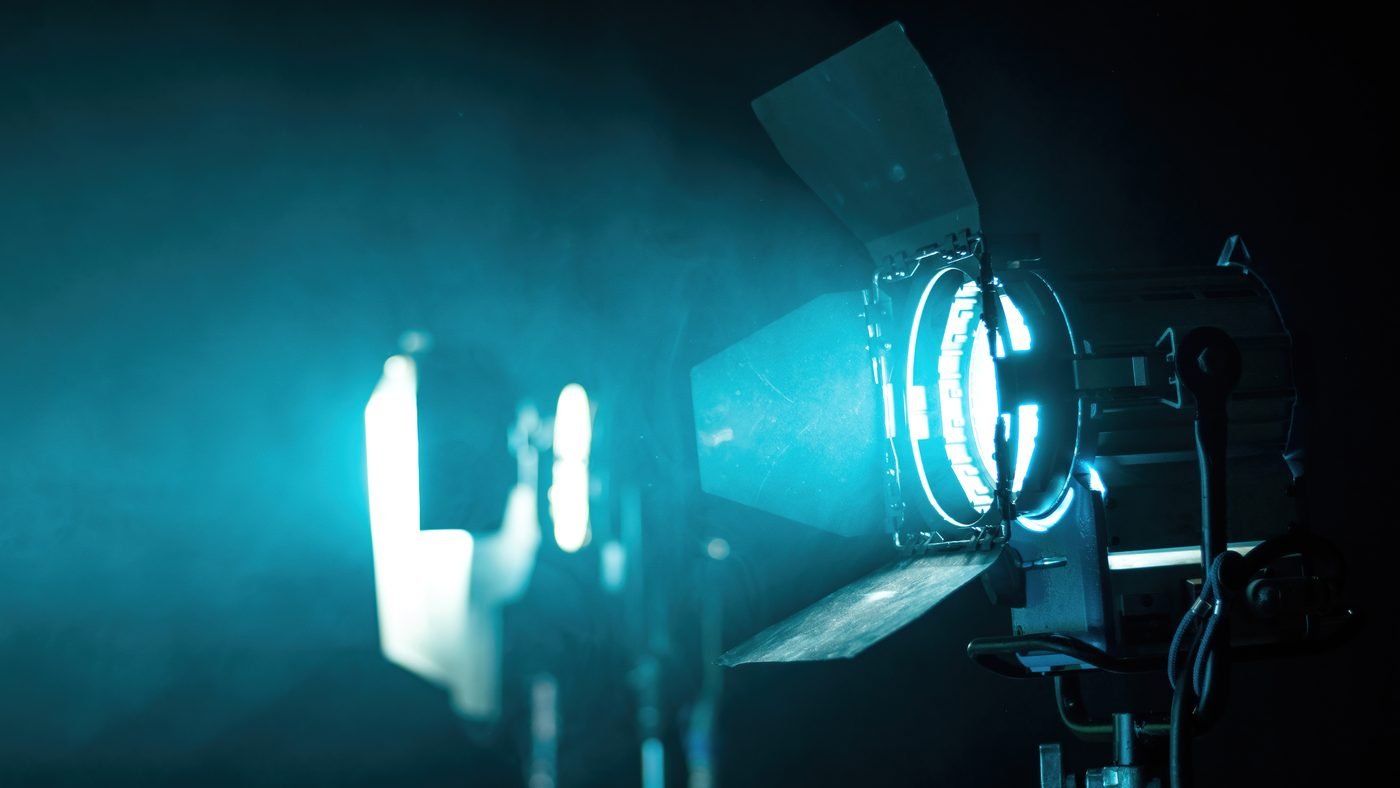 Film setinde mavi ışık veren fresnel spot