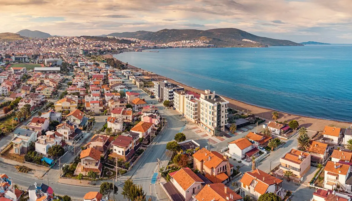 Kıyı kasabasının ve koyun havadan görünümü
