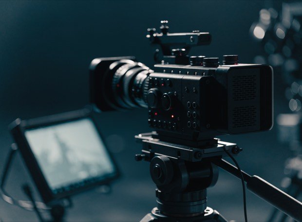 Stüdyoda tripod üzerinde sinema kamerası
