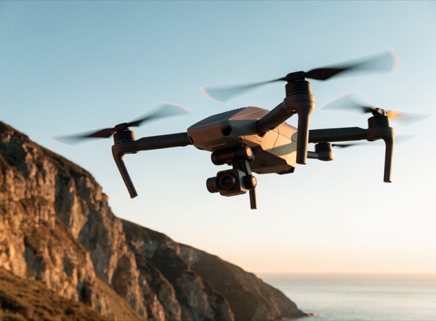 Kıyı üzerinde havada duran drone